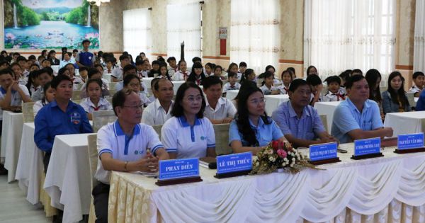 Trao 20 sổ tiết kiệm cho học sinh có hoàn cảnh khó khăn tỉnh Bạc Liêu