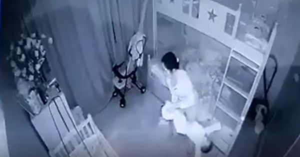 Nghệ An: Bé gái 1 tuổi bị người giúp việc cầm chân dốc ngược như đồ vật