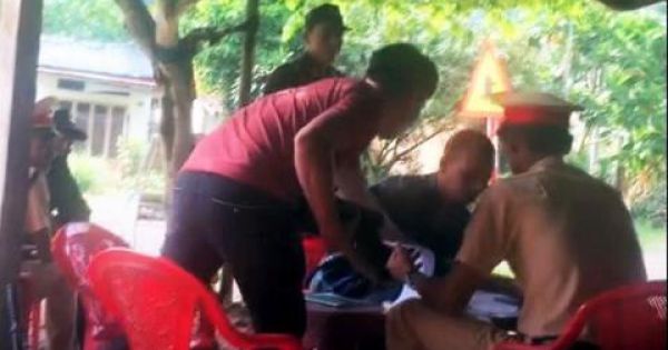 Tạm đình chỉ 2 cán bộ CSGT Đồng Nai liên quan vụ “bảo kê” xe quá tải