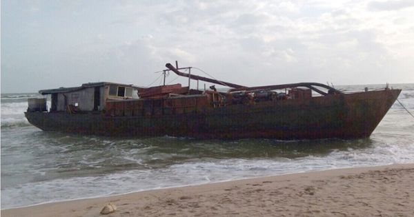 Phát hiện tàu mang số hiệu Trung Quốc, không người điều khiển dạt vào bờ biển