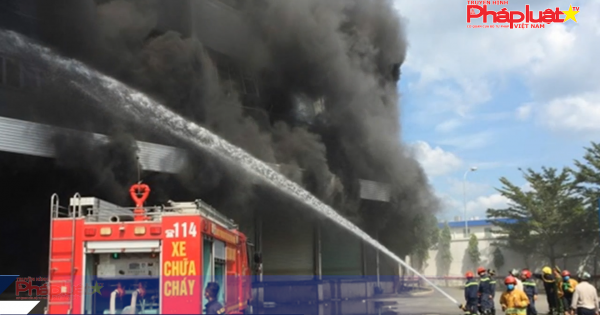 Cháy lớn ở công ty gỗ rộng 2.000m2 tại Bình Dương