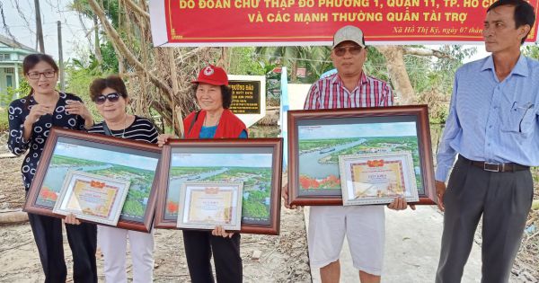 Hội Chữ thập đỏ Thiện Tâm, quận 11 tổ chức khánh thành cầu nông thôn và trao quà từ thiện cho người dân nghèo tại Cà Mau.