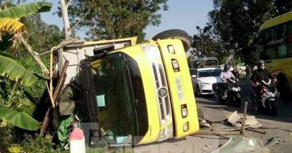 Xe tải và Innova đâm trực diện, 3 người bị thương nặng