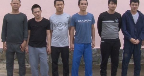 Kinh hoàng clip nhóm côn đồ hung hăng dùng dao, côn nhị khúc chặn đường chém gục nhiều người