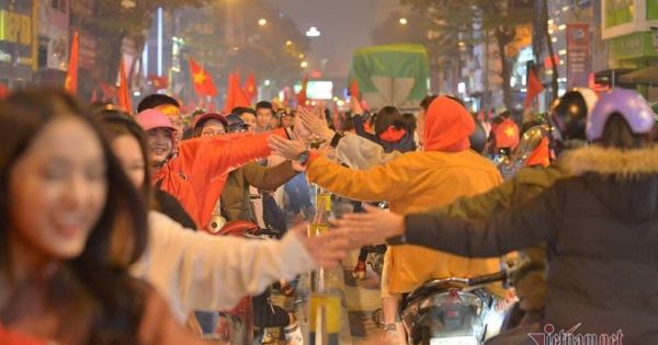 U22 thắng lịch sử: Ta đi trong muôn ánh sao vàng, rừng cờ tung bay