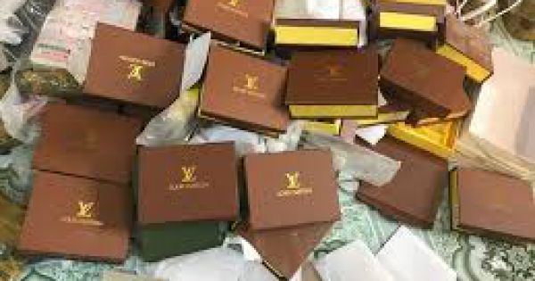 Bán gần 700 túi xách 