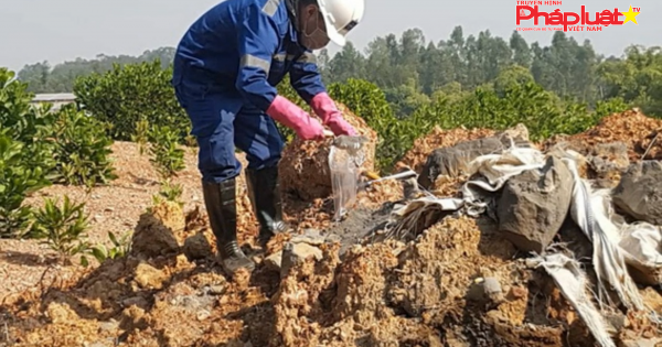 Hà Nội: Chất thải 'lạ' chôn trộm ở Sóc Sơn là chất thải nguy hại
