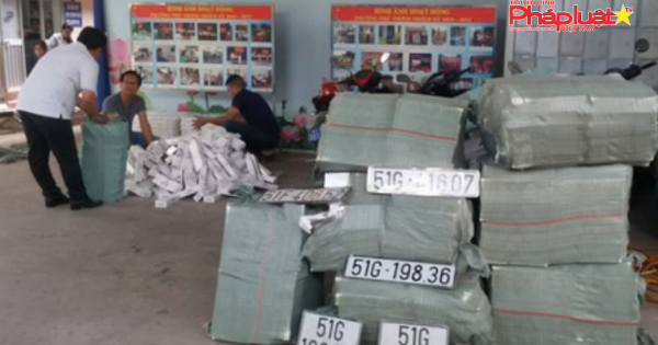 Ô tô bị nạn ngay cửa hầm Thủ Thiêm chứa hơn 15.000 gói thuốc lá lậu và dụng cụ 