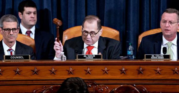 Ủy ban Tư pháp Hạ viện Mỹ thông qua 2 điều khoản luận tội Trump