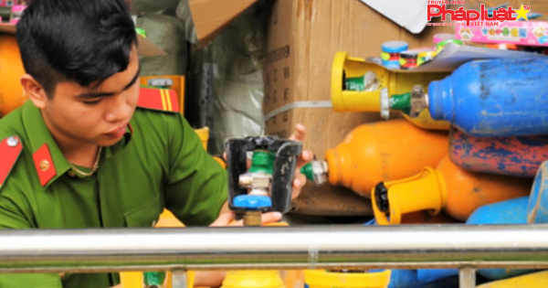 Tạm giữ lượng lớn bình khí cười trên đường tiêu thụ tại Đà Nẵng