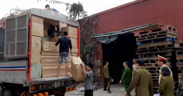 Ba xe tải chở 30 tấn hàng nghi nhập lậu