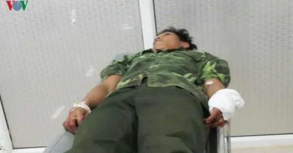 Hàng chục lâm tặc giải cứu đồng bọn chém kiểm lâm đứt gân tay