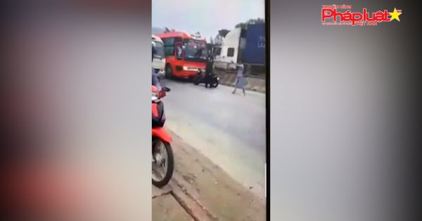 Xe khách giường nằm bị nhóm thanh niên ở Thanh Hóa chặn đường đập vỡ kính