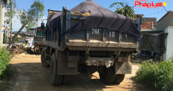 Quảng Ngãi: Khai thác cát trên sông Trà Khúc ngay trong mùa cấm