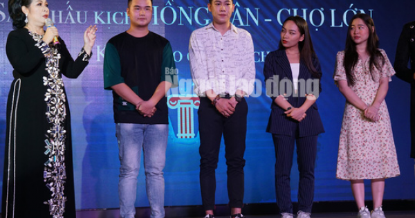 NSND Hồng Vân mở sân khấu kịch Hồng Vân - Chợ Lớn