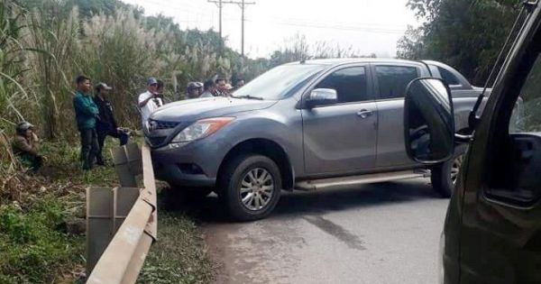 Truy bắt 2 kẻ vứt ô tô và hơn 200kg ma tuý đá chạy trốn vào rừng