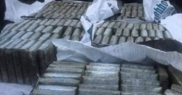 Tạm giữ 3 người Lào cùng hơn 200kg cần sa ép khô và 120.000 viên ma túy