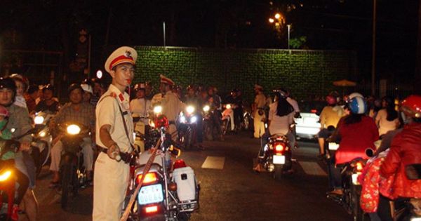 Công an hóa trang xử lý bãi xe ‘chặt chém’, chống đua xe đêm Noel