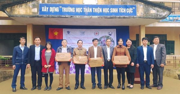HKI trao 40.000 đôi giày vải cho trẻ em vùng khó khăn