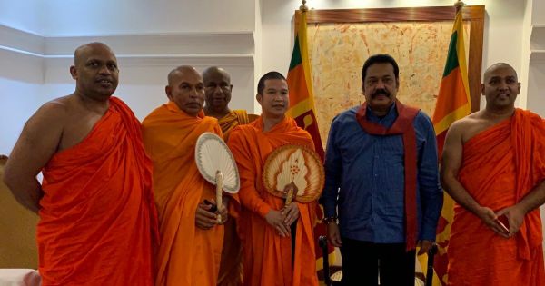 Tăng sĩ người Việt Dhammananda Thích Phước Ngọc hội kiến Tân Thủ tướng Sri Lanka Mahinda Rajapaksa