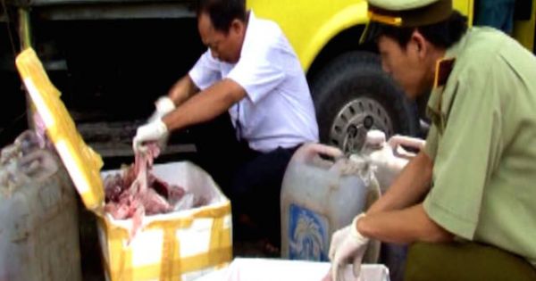 Bắt xe tải chở thực phẩm không rõ nguồn gốc làm thức ăn cho công nhân