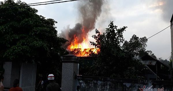 Không xe cứu hỏa, dân hắt từng chậu nước vào ngôi nhà gỗ rừng rực cháy