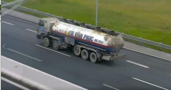 Xử phạt 17 triệu đồng, tước bằng 6 tháng tài xế xe bồn đi lùi trên cao tốc Hà Nội – Hải Phòng