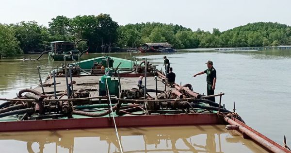 Kiểm tra phương tiện có gắn thiết bị bơm, hút cát trên biển Cần Giờ