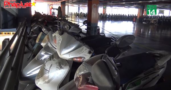 Bãi xe Tân Sơn Nhất khốn khổ vì xe máy gửi rồi “vứt” luôn