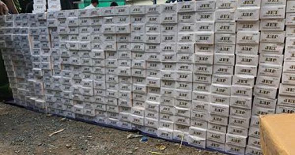 Bắt hơn 1500 cây thuốc lá nhập lậu trên 2 ô tô ở Bình Dương