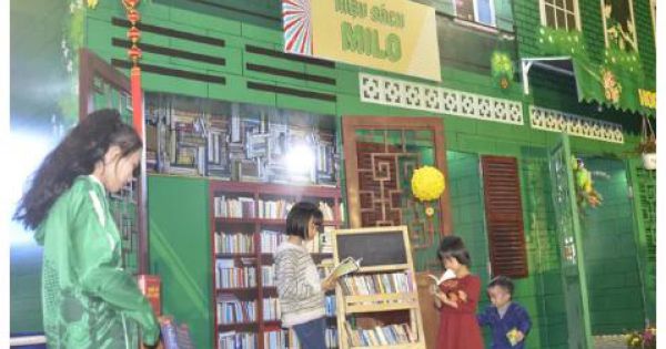 Phố đi bộ Hồ Gươm chật cứng nghìn gia đình đến khám phá Thị Trấn Tết MILO