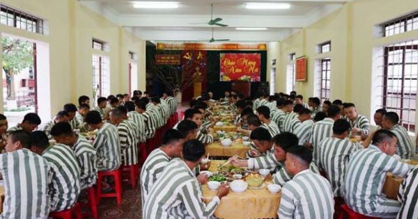 Bộ Công an nghiêm cấm cán bộ nhận tiền, bớt xén quà của người bị tạm giam, tạm giữ