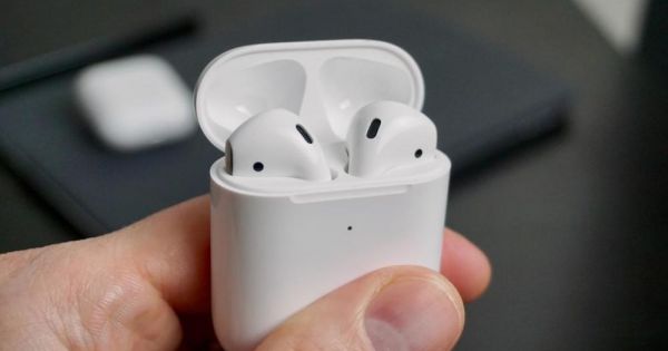 Dùng tai nghe AirPods khi lái xe sẽ bị phạt đến 1 triệu đồng