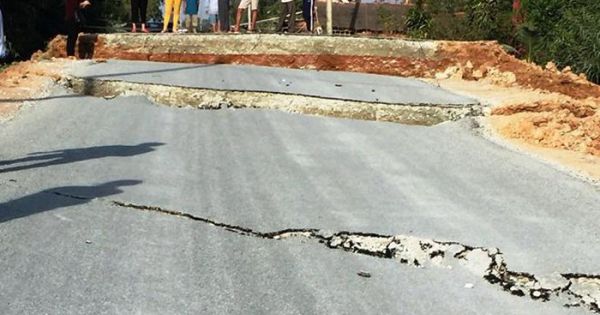 Long An: Đường gần 100 tỷ đang làm bị nứt ngang