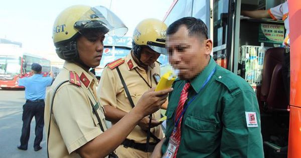 Kiểm tra nồng độ cồn tài xế tại Bến xe Miền Đông