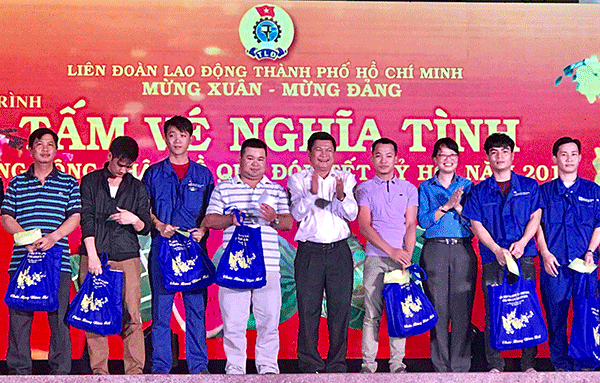 Tặng hơn 12.000 vé xe, vé tàu cho công nhân về quê đón Tết