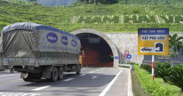 Container đâm vách núi, đường vào hầm Hải Vân kẹt cứng