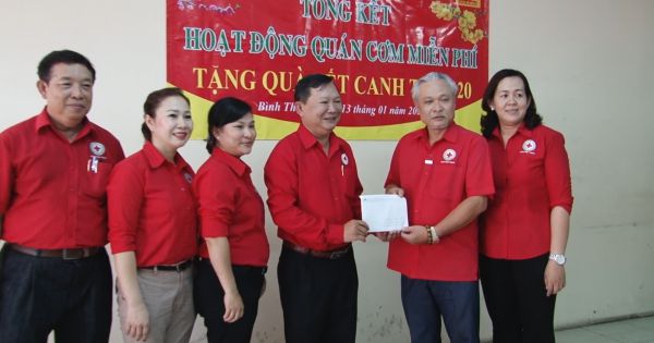 Hội Chữ Thập Đỏ Bình Thạnh trao 135 suất quà trị giá hơn 60 triệu đồng cho bà con nghèo trên địa bàn.