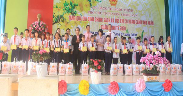 Phó Chủ tịch nước tặng quà tết tại Tiền Giang