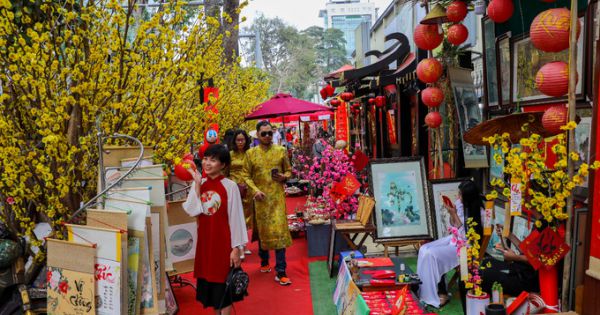 TPHCM: Phố ông đồ tấp nập khách trước Tết