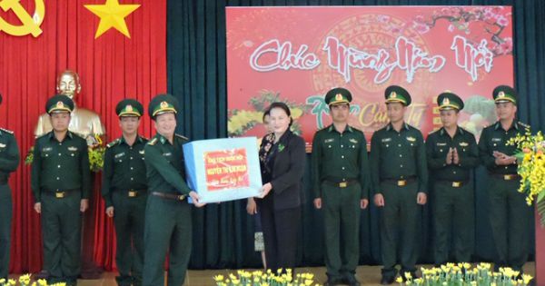 Chủ tịch Quốc hội dự chương trình “Xuân Biên phòng ấm lòng dân bản”