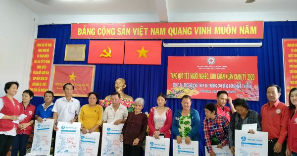 Chùa Thường Quang, Quận 8 trao 1000 phần quà cho bà con nghèo trên địa bàn.