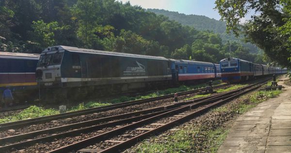 Tàu SE3 trật bánh trên đèo Hải Vân, gần 1.000 khách mắc kẹt ở Lăng Cô