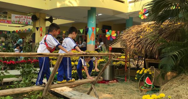 TPHCM: Học trò du xuân, đi chợ Tết... ngay giữa sân trường