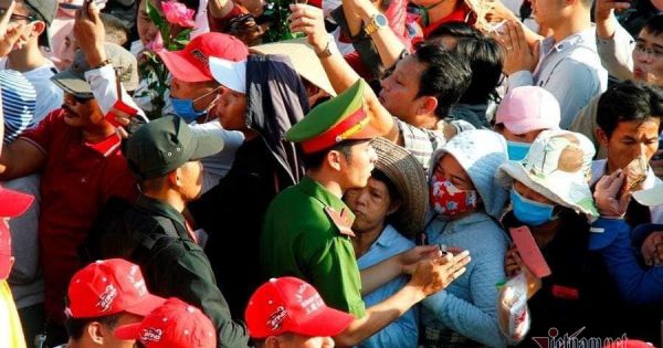 Cảnh sát mặc thường phục kiểm soát an ninh trật tự trong lễ hội Chùa Bà