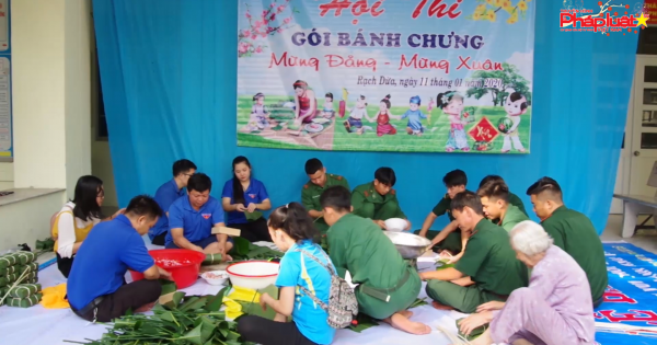 Gói bánh chưng xanh cho người nghèo biên giới đón Tết