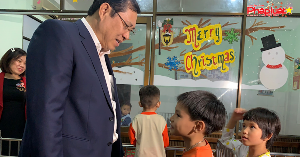 Đêm giao thừa, lãnh đạo thành phố Đà Nẵng tặng quà cho trẻ mồ côi