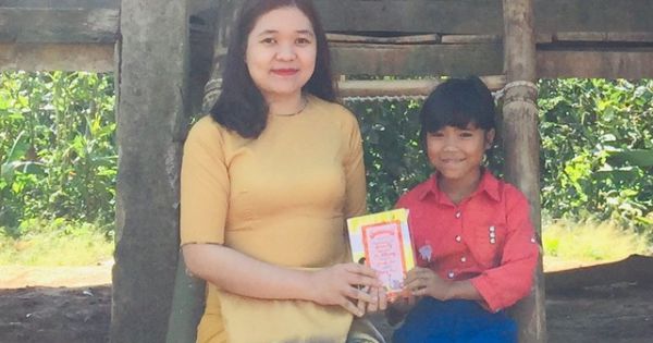 Quảng Trị: Đầu năm, thầy cô đến từng nhà học sinh vùng cao chúc Tết, mừng tuổi sách