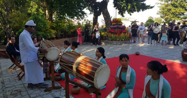 Tháp bà nghìn tuổi Ponagar Nha Trang rực rỡ sắc xuân đón khách dịp Tết