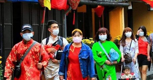 Hội An phát miễn phí khẩu trang cho du khách